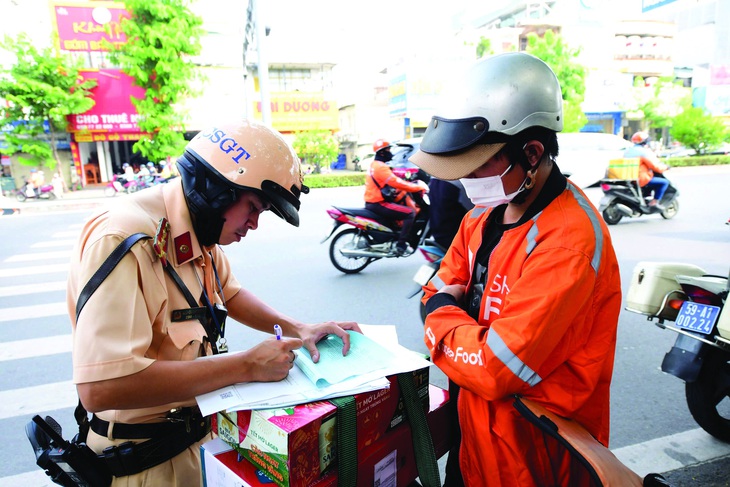 Tòa án xử lý vi phạm giao thông: tại sao không? - Ảnh 1.