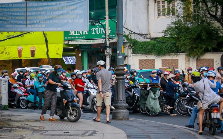 Vỉa hè bị lấn chiếm khắp nơi - Ảnh 7.