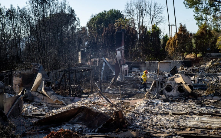 Kho giấy vệ sinh phục vụ 50 triệu người ở California bị cháy rụi - Ảnh 3.