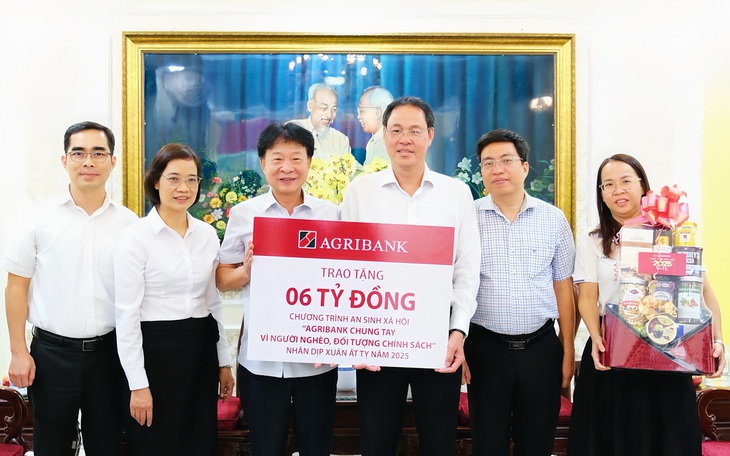 Agribank tặng quà cho người có cảnh khó khăn nhân dịp Xuân Ất Tỵ - Ảnh 1.