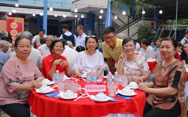 Phó bí thư Thành ủy TP.HCM Nguyễn Phước Lộc dạo góc phố xuân, gói bánh cùng người dân Thủ Đức  - Ảnh 8.