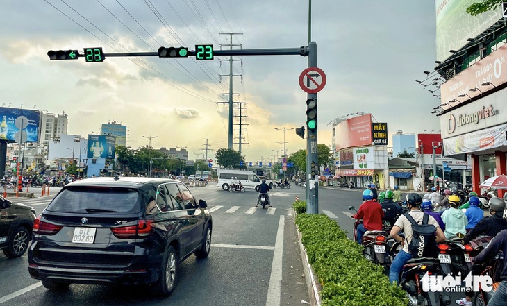 Lắp biển cấm tại nơi không cho rẽ phải, còn lại là 'mặc định' rẽ, được không? - Ảnh 1.