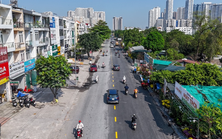 Đèn xanh còn 5 giây không dám chạy; Ô tô đậu chiếm hết một làn đường gây kẹt xe  - Ảnh 2.