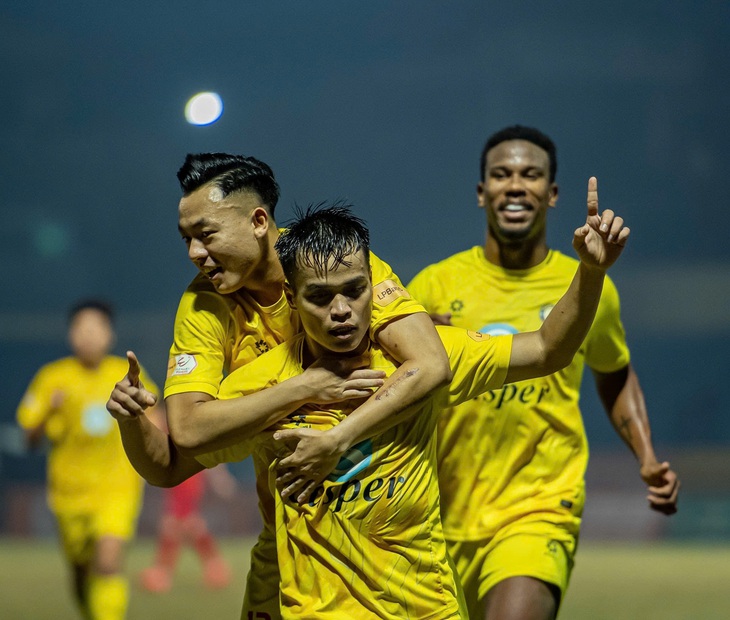 Hòa vất vả Hà Tĩnh, Thanh Hóa nguy cơ mất ngôi đầu V-League - Ảnh 1.