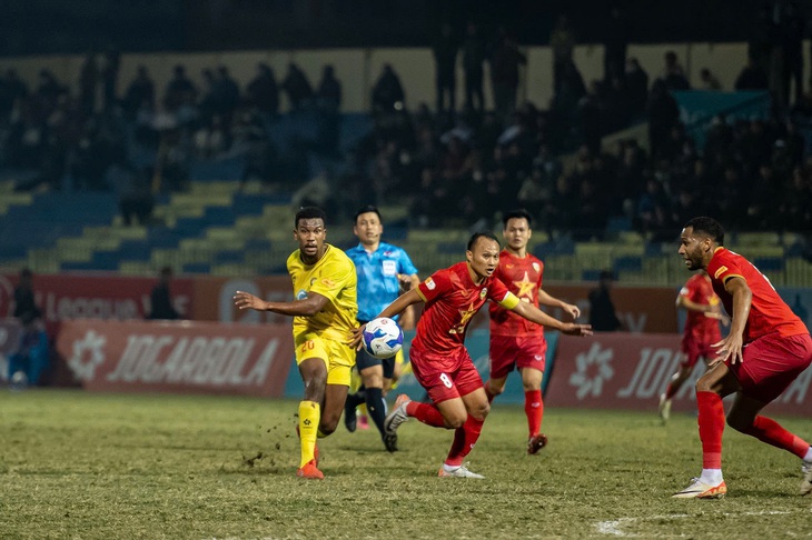 Hòa vất vả Hà Tĩnh, Thanh Hóa nguy cơ mất ngôi đầu V-League - Ảnh 2.