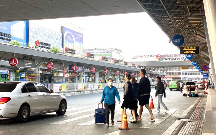 Vào 'điểm nóng' sân bay, bến xe - Ảnh 5.