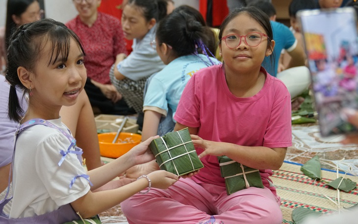 Thanh niên Cần Thơ mang Tết sớm cho thiếu nhi nghèo - Ảnh 4.