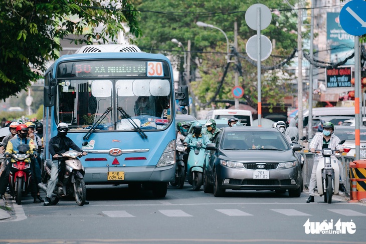 Ô tô tranh nhau lấn làn xe máy, ùn tắc càng nghiêm trọng - Ảnh 8.