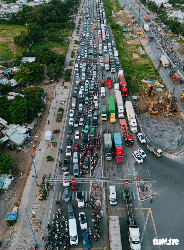 Ô tô tranh nhau lấn làn xe máy, ùn tắc càng nghiêm trọng - Ảnh 10.