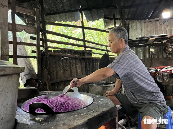 Lò bánh tét 4 đời nức tiếng xứ Tây Đô đỏ lửa ngày đêm - Ảnh 3.