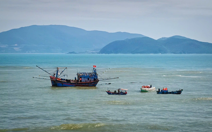 Sóng lớn đánh chìm thuyền của ngư dân trên biển Nha Trang, 2 người mất tích - Ảnh 2.