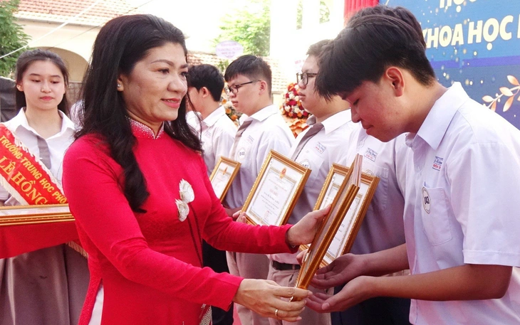 1000 ngày tại ngôi trường chuyên Lê Hồng Phong khép lại trong tiếng nấc và hạnh phúc - Ảnh 15.
