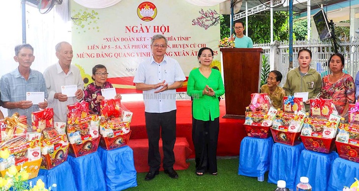 Chủ tịch HĐND TP.HCM: Ngày hội 'Xuân đoàn kết - Tết nghĩa tình' gắn kết tình làng nghĩa xóm - Ảnh 3.