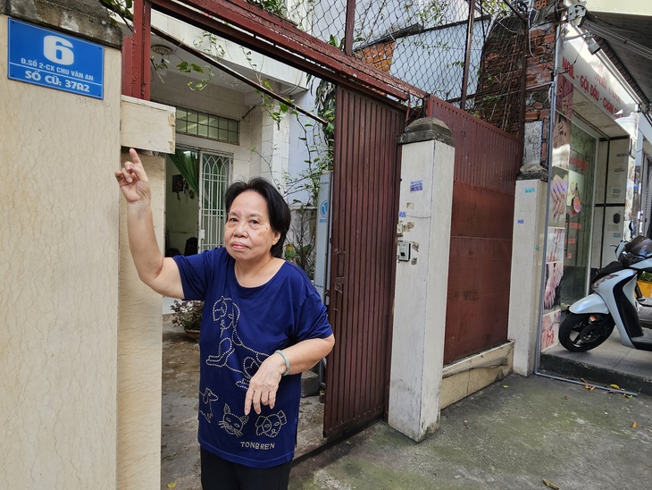 Hơn 6 tháng bị Văn phòng đăng ký đất Bình Thạnh "treo" sang tên vì nhà có người lạ đứng tên - Ảnh 1.