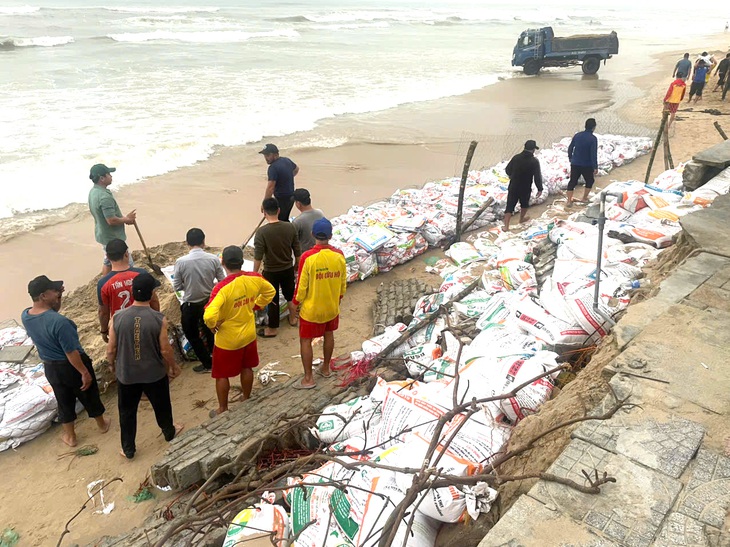 Đắp bao cát ngăn sóng 'táp' vào bãi tắm đẹp nhất hành tinh ở Đà Nẵng - Ảnh 1.