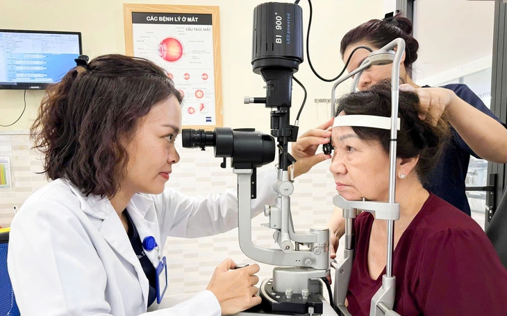 Đầu bếp Mỹ vượt nửa vòng trái đất đến Quảng Trị thay thủy tinh thể - Ảnh 4.