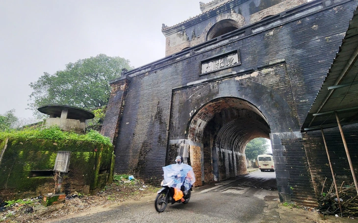 Huế tháo dỡ tường bao đồn Mang Cá, mở đường và tính phương án làm công viên - Ảnh 2.