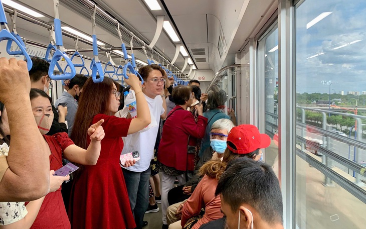 Ngày đầu thu phí đi metro: Khuyến khích thanh toán không tiền mặt đỡ xếp hàng  - Ảnh 1.