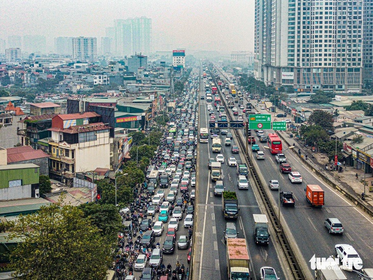 Nút giao Thanh Xuân vẫn kẹt cứng sau 2 ngày phân luồng lại, xe cộ tràn lên vỉa hè - Ảnh 10.