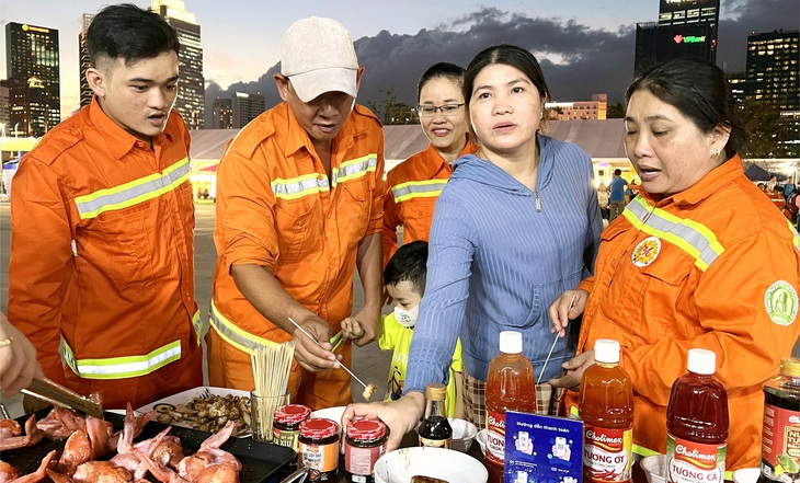 Phiên chợ công nhân ngày cuối năm - Ảnh 1.