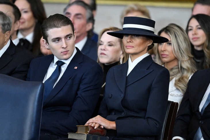 Bà Melania và cậu út Barron gây sốt tại lễ nhậm chức của ông Trump - Ảnh 1.