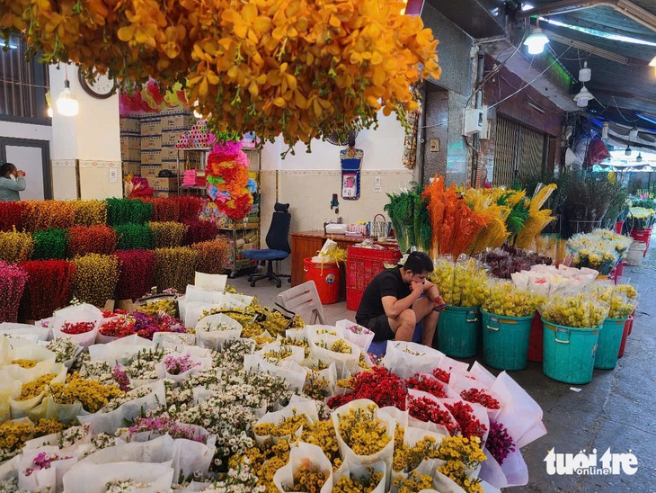 Hoa Tết đìu hiu, tiểu thương nóng ruột lo cảnh 'ngồi không' - Ảnh 3.