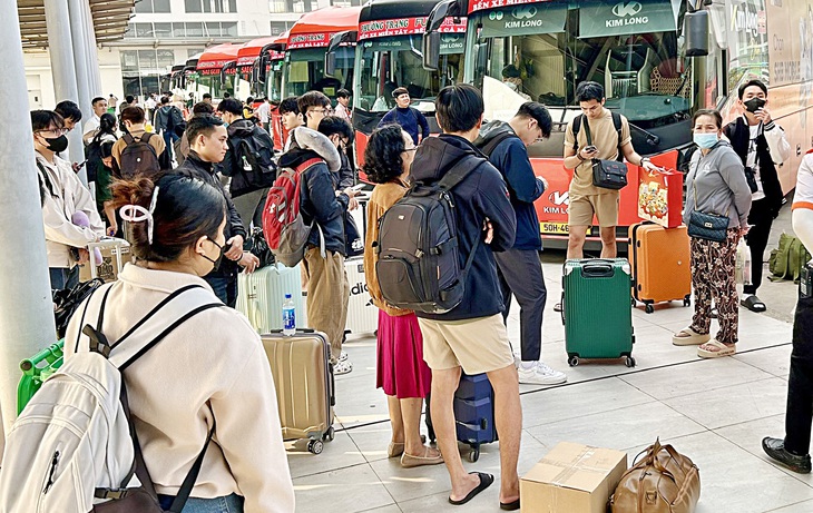 Vào 'điểm nóng' sân bay, bến xe - Ảnh 1.