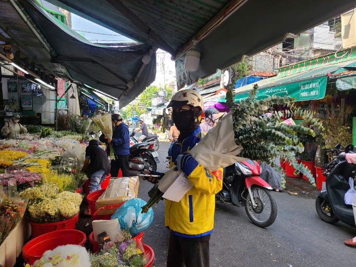 Tiểu thương hoa Tết nóng ruột lo cảnh 'ngồi không' - Ảnh 4.