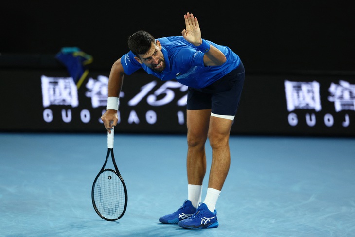 Djokovic bị tố giả vờ chấn thương để tăng kịch tính cho trận đấu - Ảnh 1.