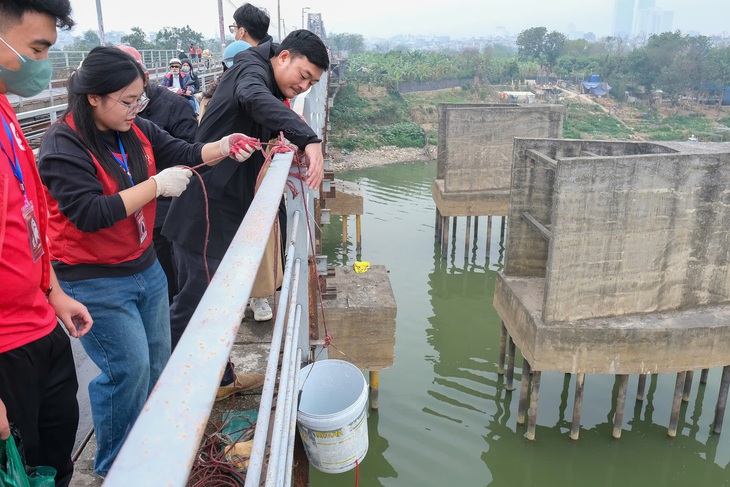 Thả cá koi tiễn Táo quân, không thả bao ni lông - Ảnh 4.