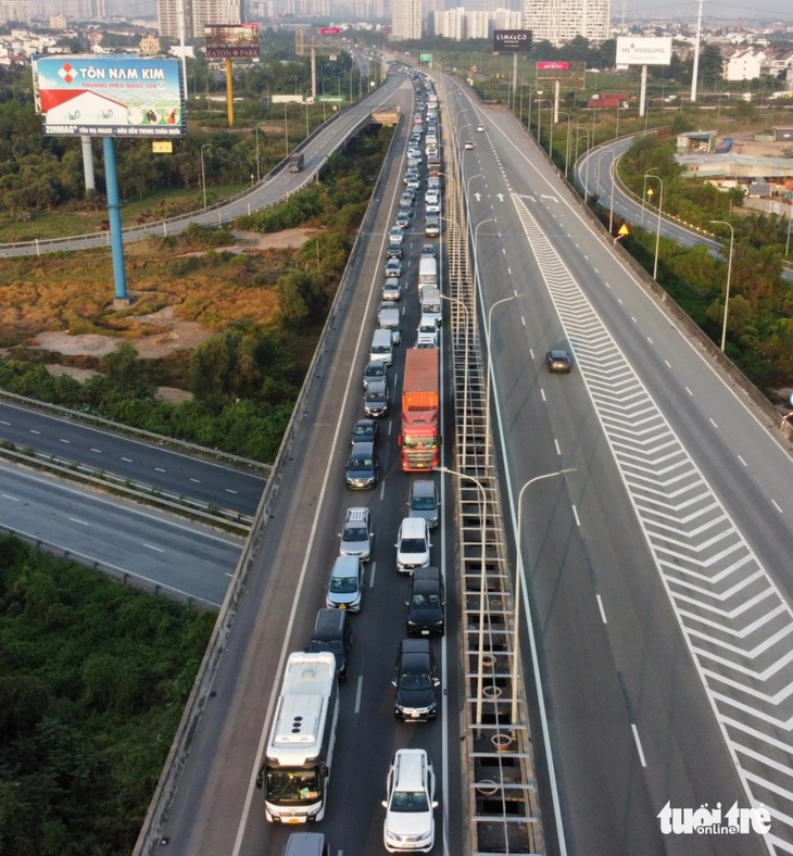 Cháy xe, tai nạn trên cao tốc TP.HCM - Long Thành - Dầu Giây, kẹt dài hàng chục km tới nút An Phú - Ảnh 7.