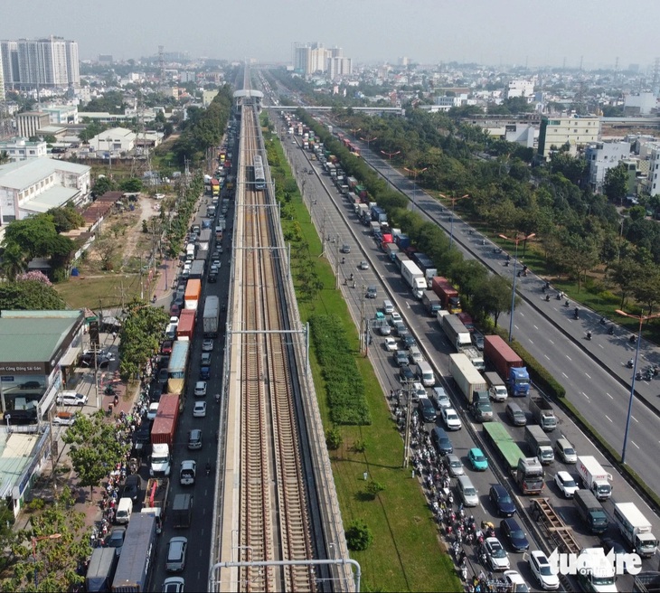 Xe container vào cảng đông đúc, đường Võ Nguyên Giáp, Nguyễn Thị Định ùn ứ kéo dài - Ảnh 1.