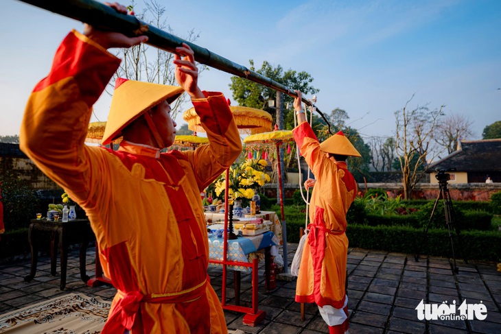 Dựng nêu trong Hoàng cung Huế, Tết đã về thật rồi - Ảnh 2.