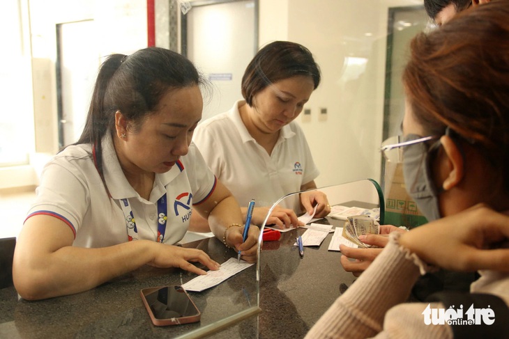 Metro số 1 ngày đầu thu tiền: Lượng khách hơn dự kiến, có lúc phải dùng vé giấy vì… đông - Ảnh 2.