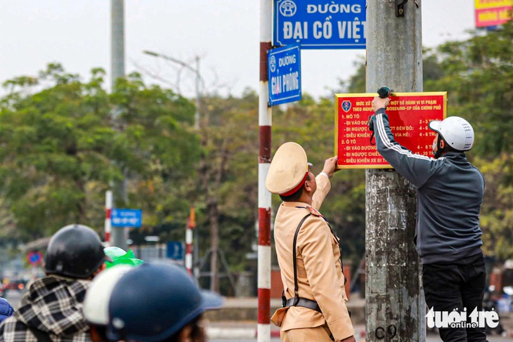 Hà Nội lắp loạt biển ghi rõ mức phạt vượt đèn đỏ, đi ngược chiều - Ảnh 1.