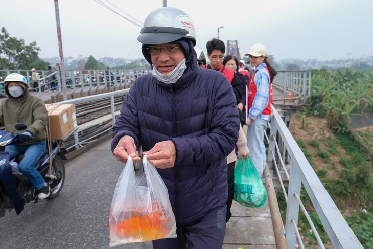 Thả cá koi tiễn Táo quân, không thả bao ni lông - Ảnh 1.