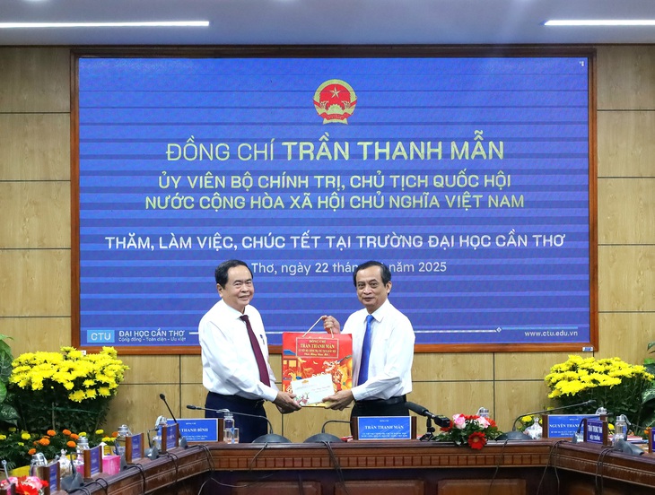 Chủ tịch Quốc hội Trần Thanh Mẫn thăm, làm việc với hai trường đại học tại Cần Thơ - Ảnh 1.