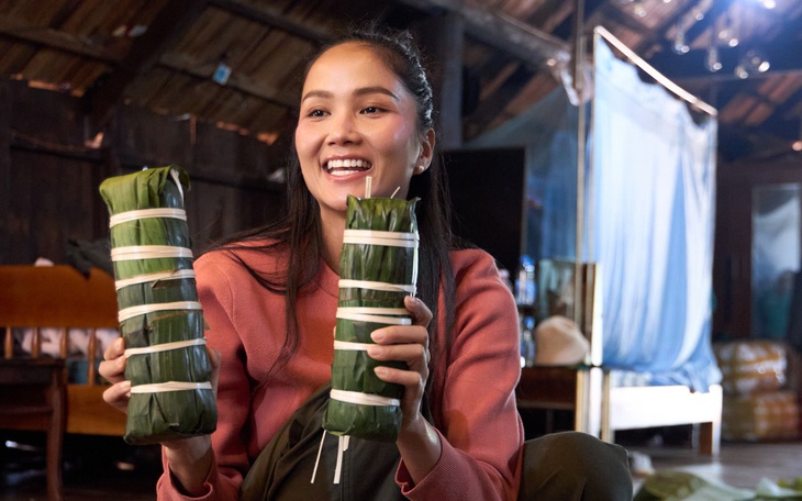 H'Hen Niê mời khách về nhà ở Đắk Lắk, uống cà phê rang bằng củi của mẹ hoa hậu - Ảnh 2.