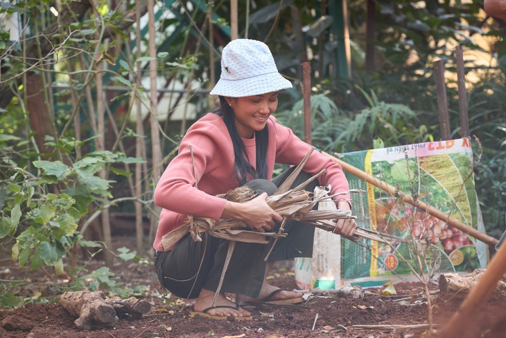 Hoa hậu H'Hen Niê gói bánh tét tặng người dân khó khăn ăn Tết - Ảnh 5.