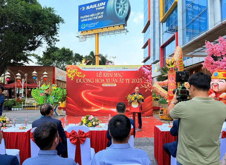 Đường hoa xuân Menas Mall mở cửa miễn phí tại TP.HCM - Ảnh 3.