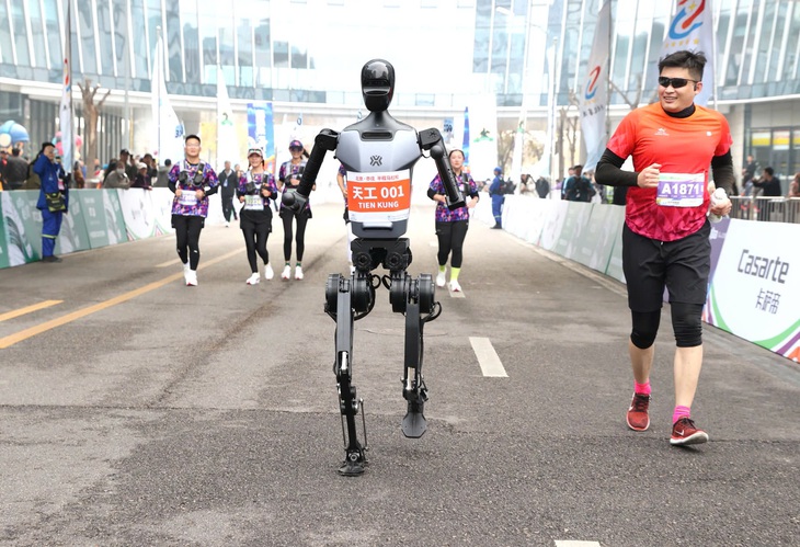 Trung Quốc tổ chức giải chạy bán marathon giữa người và robot - Ảnh 1.