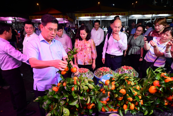 Xuyên đêm kiểm tra chợ đầu mối trái cây, thịt heo trước Tết, vẫn lo về an toàn thực phẩm - Ảnh 1.