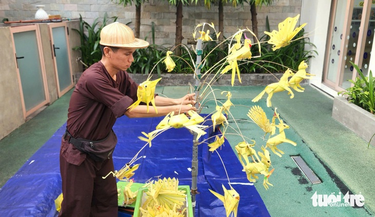 Chàng trai 'biến' lá dừa thành 12 con giáp và hàng chục con vật bán xuyên Tết - Ảnh 1.