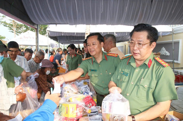 An Giang mở phiên chợ 0 đồng, trao quà để người dân ăn Tết - Ảnh 1.