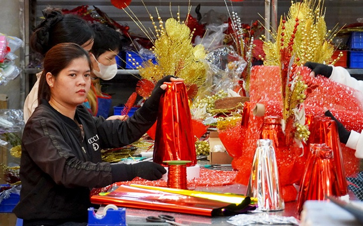 Thị trường ngày mùng 1 Tết: Cửa hàng tiện lợi mở xuyên Tết, hoa quả tươi đi lễ chùa tăng nhẹ - Ảnh 3.