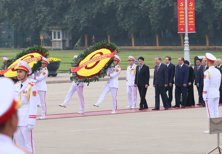 Lãnh đạo Đảng, Nhà nước vào Lăng viếng Chủ tịch Hồ Chí Minh - Ảnh 2.