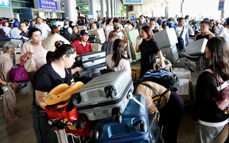 Người lao động chật vật trở lại thành phố sau Tết, làm từ xa để tránh cảnh giá vé trên trời - Ảnh 3.