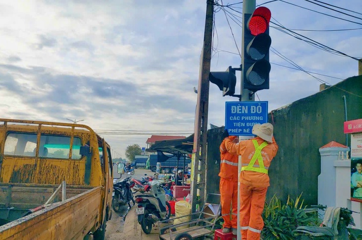 Lắp biển đèn đỏ được rẽ phải nhằm giảm ùn tắc đoạn qua Phú Yên - Ảnh 1.