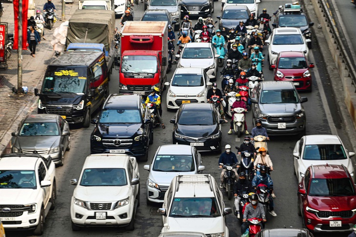 Người dân ùn ùn rời Hà Nội nghỉ Tết, cửa ngõ thành phố đông nghẹt hàng cây số - Ảnh 12.