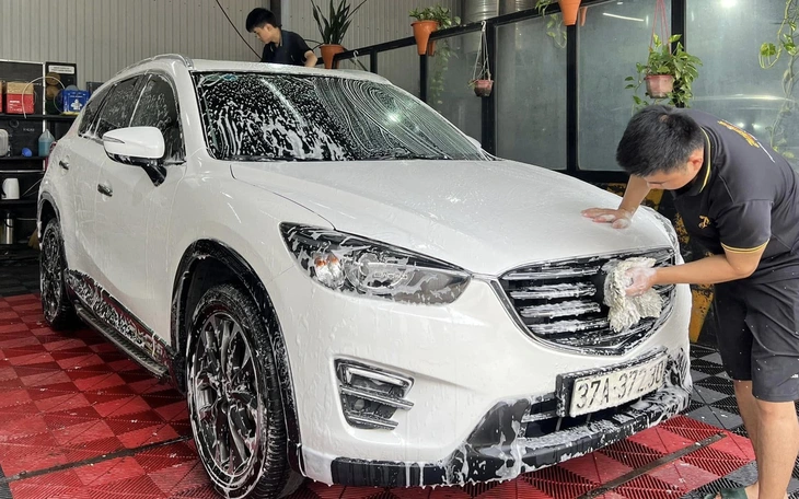 Cận giao thừa, rửa xe - cắt tóc ở Hà Nội tăng 30-50%, khách vẫn xếp hàng - Ảnh 9.